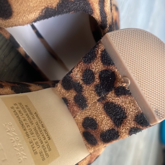 Leopard Print Heels sz 7 - Picture 7 of 10
